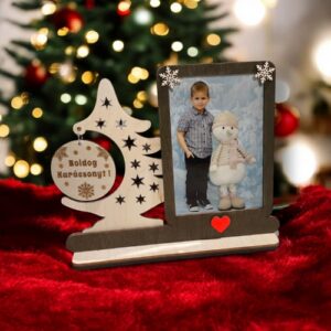 Karácsonyi képtartó fenyőfa dekorral és gravírozott dísszel