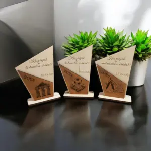 Fából készült plakettek