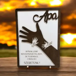 Apa és gyermekei kéz a kézben fa asztali dísz